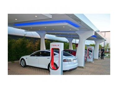 Daimler розкритикував зарядні станції Tesla