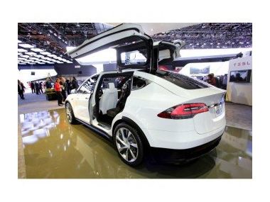 Tesla Model X змагається за увагу!