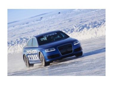 Шини Nokian ковзають повз Bentley..