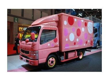Рожева вантажівка для жінок від Mitsubishi Fuso