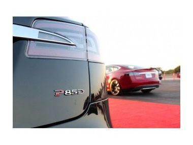 Електромобіль Tesla Model S P85D - повний привід і 700к.с