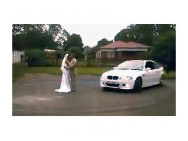 Весільна пара святкує весілля..