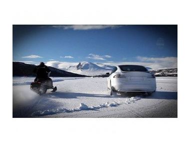 Tesla Model S P85D змагається з ... снегоходом!