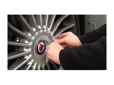 У колесах BMW B6 Alpina є доступ до клапана шини