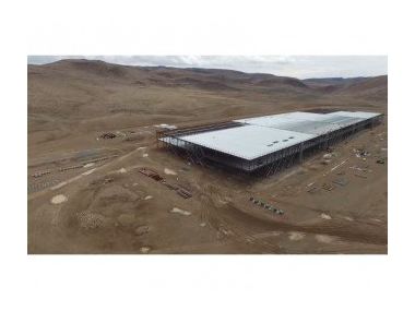 Завод Tesla Gigafactory зняли з висоти