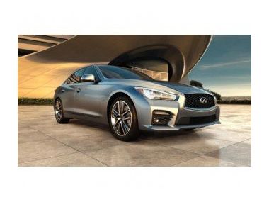 У Infiniti Q50 проблеми з рульовим керуванням