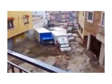 Повінь в Іспанії змила з доріг всі автомобілі