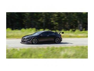 Гонщик нового VolvoS60 WTCC выглядит бесстрашным