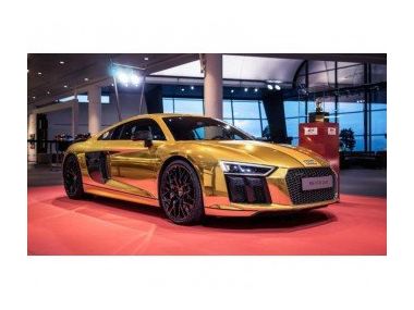 Audi святкує нагороду разом з R8