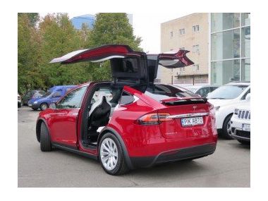 Тесла X прискорила двері «крила сокола»