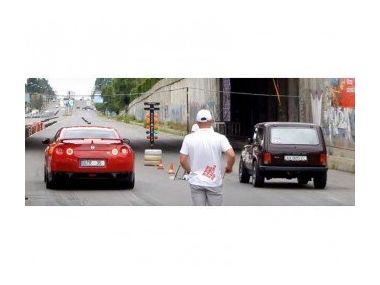 ​Nissan GT-R проти Lada Niva!