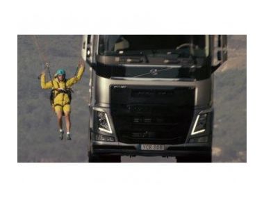 Volvo FH 540 підняв парапланер в небо