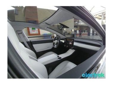 Електромобіль Tesla Model 3 2017 – офіційні фото інтер’єру