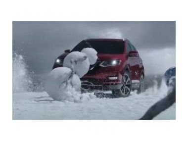 Паркетник» Nissan Rogue атакували сніговики. Відео