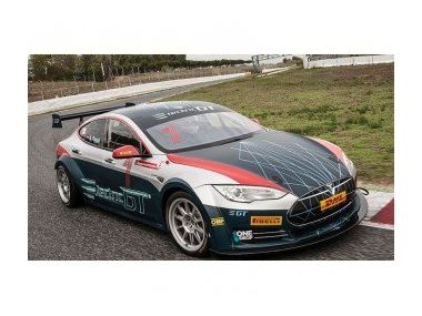 Гоночна Model S проходить повороти на Electric GT