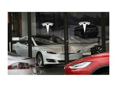 Tesla відкликає 53 000 електромобілів