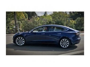 Передсерійний прототип Tesla Model 3 зблизька
