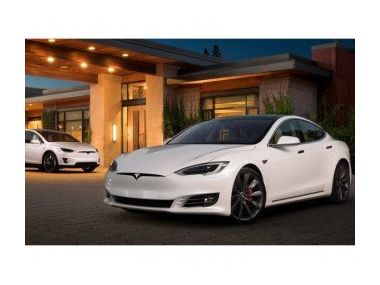 Електрокари Tesla стали ближче до спорткарів