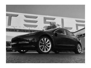 Ілон Маск показав фото першої Tesla Model 3