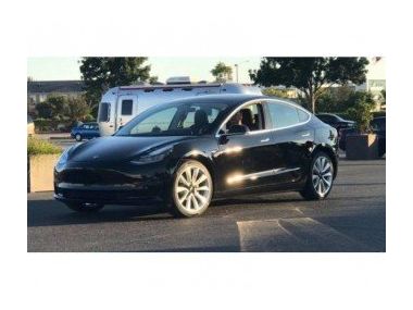 Першу Tesla Model 3 зняли на відео