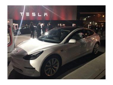 Tesla розпочала продажі електромобіля Model 3
