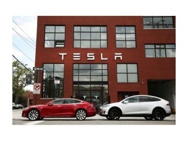 Тиск на компанію Tesla посилився з різних сторін
