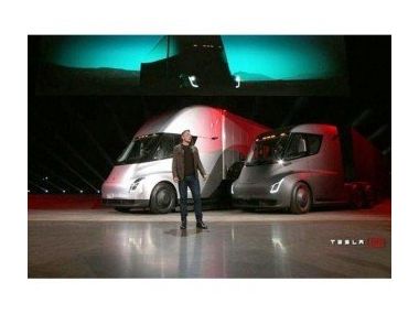 Електровантажівка Tesla Semi Truck. Запас ходу 800км