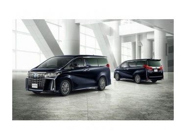 Мінівен Toyota Alphard оновився зовні і технічно.