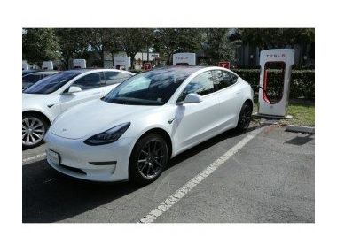 Тест-драйв електромобіля Tesla Model 3