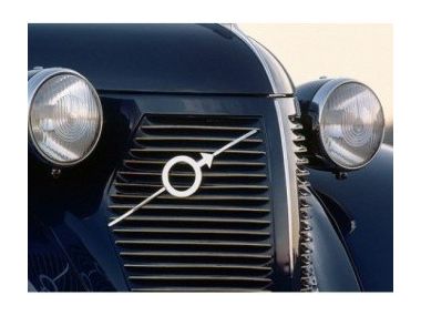 Причина наявності у Volvo діагональної лінії на решітці.