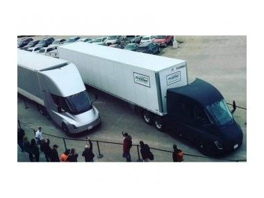 Електрогрузовики Tesla Semi вирушили в перший рейс