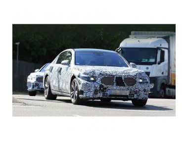 Новий Mercedes S-класу W223 без подвійного екрану