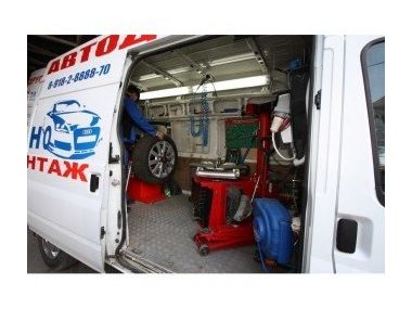 Мобільний шиномонтаж - установка шин на дорозі