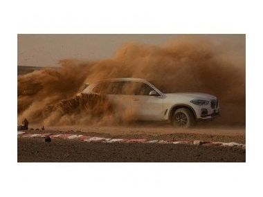 BMW побудувала гоночну трасу в пустелі