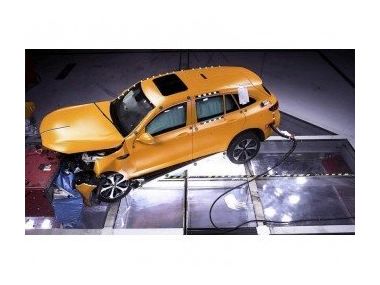 Електричний Mercedes-Benz EQC проходить краш-тести