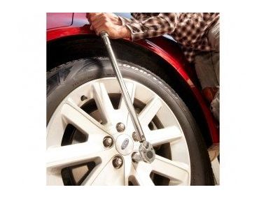 Затягування гайок на колесах автомобіля