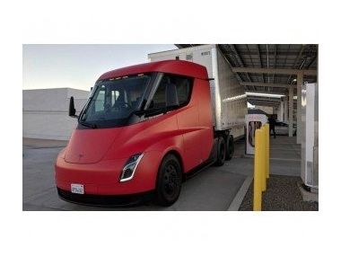 Електровантажівка Tesla Semi на випробуваннях
