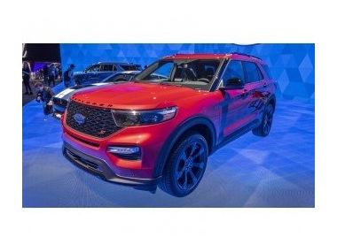 2020 Ford Explorer ST має літні шини Mercedes